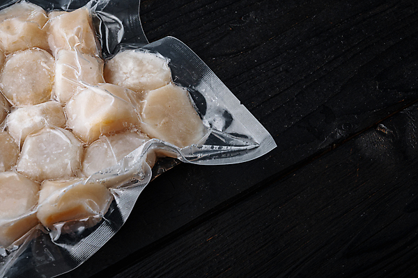 포토 JPG 해외이미지 음식 육류 사람없음 해산물 날것 팩 가리비 진공 카피스페이스 나무배경 해외202105 진공포장 해외포토 백그라운드 식재료 포장 조개 화장품 공백 파일형식