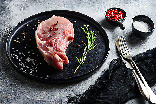 포토 JPG 해외이미지 음식 재료 뼈 육류 돼지고기 스테이크 사람없음 소고기 돼지 플랫 바비큐 어깨 날것 소금 로즈메리 갈비뼈 바비큐립 등심 정육점 카피스페이스 해외202105 해외포토 식재료 포유류 서양음식 신체부위 상점 공백 허브 파일형식