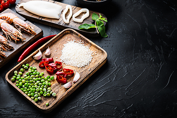 포토 JPG 해외이미지 재료 고추 검은배경 새우 마늘 요리 사람없음 쌀 해산물 오징어 완두콩 나무도마 나무쟁반 스페인요리 해외202105 해외포토 음식 백그라운드 채소 콩 곡류 연체동물 도마 쟁반 갑각류 목재 검은색 수중동물 스페인 파일형식