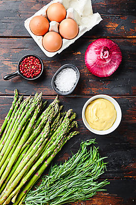 포토 JPG 해외이미지 식재료 실내 사람없음 계란 아스파라거스 소금 로즈메리 계란판 적양파 통후추 나무배경 해외202105 해외포토 백그라운드 채소 양파 내부 알 허브 후추 파일형식