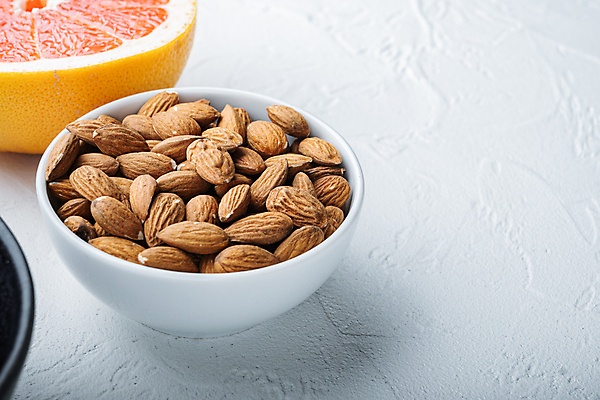 포토 JPG 해외이미지 사람없음 견과류 흰배경 호두 아몬드 카피스페이스 해외202105 해외포토 백그라운드 공백 흰색 파일형식