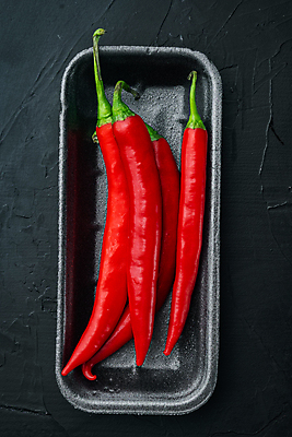 포토 JPG 해외이미지 그릇 식재료 검은배경 실내 사람없음 하이앵글 담기 홍고추 해외202105 해외포토 식기 뷰포인트 백그라운드 모션 고추 내부 검은색 파일형식