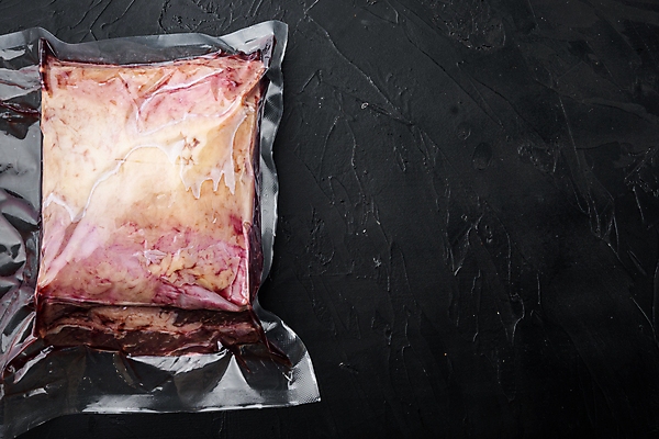 포토 JPG 해외이미지 검은배경 사람없음 시장 팩 등심 진공 파우치 카피스페이스 해외202105 진공포장 해외포토 백그라운드 가방 포장 육류 검은색 화장품 공백 파일형식