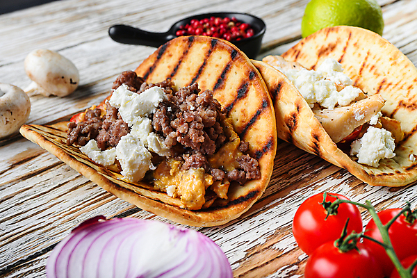 포토 JPG 해외이미지 손 음식 채소 고추 거리 샌드위치 육류 옥수수 요리 사람없음 치킨 소고기 콧수염 향신료 매움 라임 아보카도 타코 살사댄스 해외202105 해외포토 과일 식재료 수염 곡류 신체부위 춤 맛 닭고기요리 향미료 파일형식