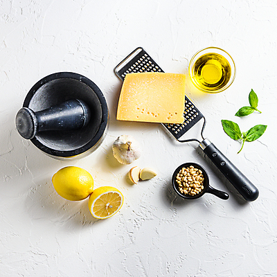 포토 JPG 해외이미지 토마토 재료 치즈 마늘 요리 사람없음 칠판 소나무 뿌리기 허브 향신료 올리브 날것 바질 막자 카피스페이스 비건 페스토 해외202105 해외포토 나무 식물 열매 채소 모션 유제품 공백 소스_음식 채식주의자 향미료 파일형식