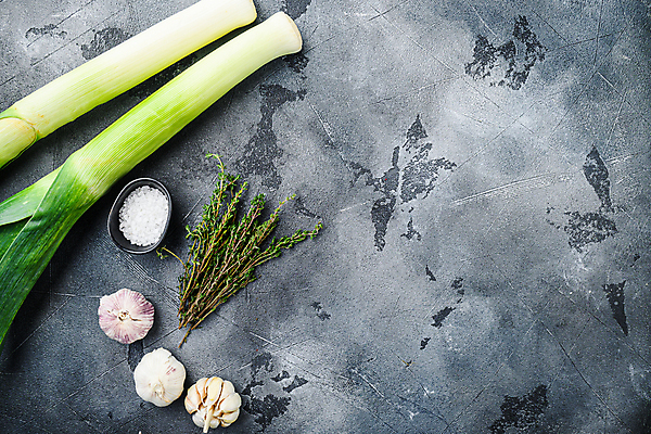 포토 JPG 해외이미지 식재료 회색배경 실내 사람없음 소금 대파 백리향 통마늘 카피스페이스 해외202105 해외포토 백그라운드 마늘 내부 공백 회색 파 파일형식