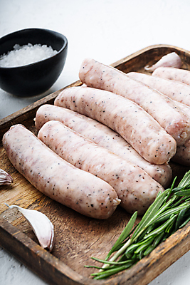 포토 JPG 해외이미지 식재료 실내 마늘 사람없음 소시지 흰배경 소금 로즈메리 나무쟁반 해외202105 해외포토 백그라운드 채소 쟁반 내부 목재 흰색 가공식품 허브 파일형식