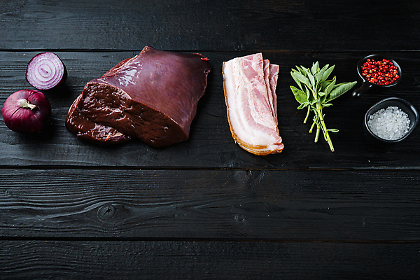 포토 JPG 해외이미지 그릇 검은배경 육류 돼지고기 사람없음 소고기 날것 간 소금 베이컨 소간 적양파 통후추 특수부위 카피스페이스 나무배경 해외202105 해외포토 식기 백그라운드 식재료 양파 검은색 공백 장기_의학 후추 부위 파일형식