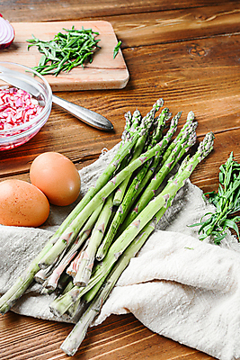 포토 JPG 해외이미지 식재료 실내 사람없음 계란 식탁보 나이프 아스파라거스 로즈메리 나무도마 나무배경 해외202105 해외포토 식기 백그라운드 채소 도마 내부 목재 알 칼 허브 파일형식