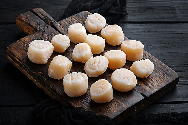 포토 JPG 해외이미지 식재료 검은배경 실내 사람없음 여러개 가리비 나무도마 조갯살 해외202105 해외포토 다수 백그라운드 조개 도마 내부 목재 검은색 파일형식