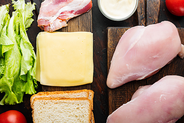 포토 JPG 해외이미지 음식 빵 토마토 재료 치즈 샌드위치 육류 요리 사람없음 치킨 샐러드 상추 햄 토스트 베이컨 마요네즈 나무배경 해외202105 해외포토 백그라운드 채소 식재료 유제품 돼지고기 소스_음식 닭고기요리 파일형식