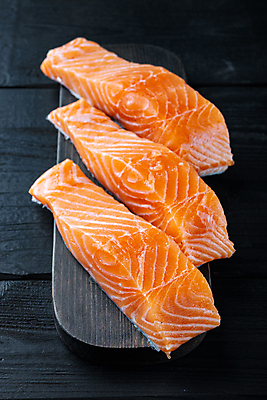 포토 JPG 해외이미지 음식 조각 재료 육류 어류 스테이크 사람없음 해산물 날것 연어 송어 오메가 나무배경 해외202105 해외포토 레이스천 백그라운드 식재료 서양음식 수중동물 직물 파일형식