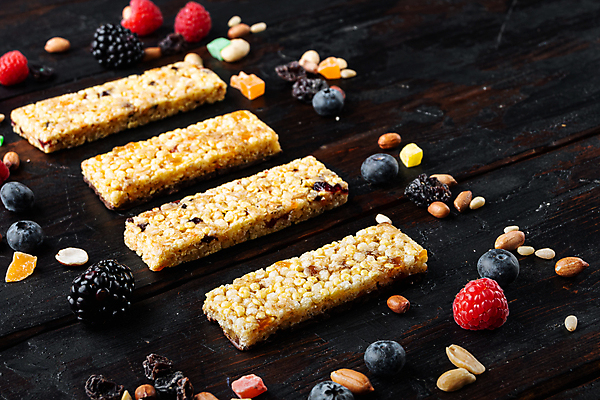 포토 JPG 해외이미지 열매 음식 과일 건조 사람없음 견과류 바 설탕 시리얼 밀 블루베리 깨 아몬드 섬유 꿀 건포도 뮤즐리 에너지바 오트밀 크랜베리 슈퍼푸드 귀리 그래놀라 나무배경 해외202105 해외포토 식물 백그라운드 식재료 포도 곡류 직물 조미료 건강식품 건과일 파일형식