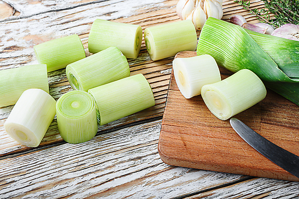 포토 JPG 해외이미지 식재료 실내 사람없음 나이프 자르기 대파 나무도마 통마늘 나무배경 해외202105 해외포토 식기 백그라운드 모션 도마 마늘 내부 목재 칼 파 파일형식