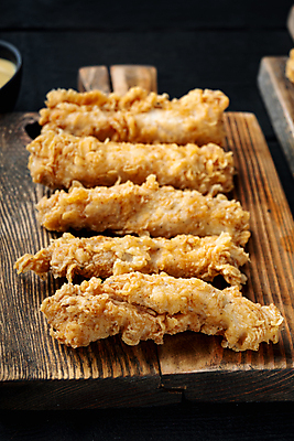 포토 JPG 해외이미지 음식 빵 육류 요리 사람없음 치킨 줄무늬 나무배경 해외202105 해외포토 백그라운드 무늬 식재료 닭고기요리 파일형식