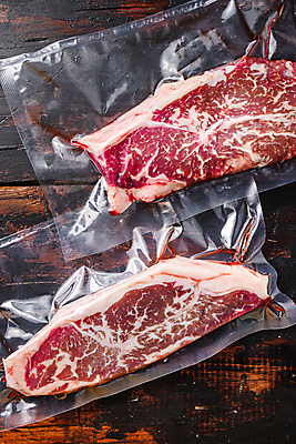 포토 JPG 해외이미지 음식 육류 스테이크 비프스테이크 사람없음 소고기 칼날 날것 대리석 팩 정육점 진공 파우치 나무배경 해외202105 진공포장 해외포토 백그라운드 가방 식재료 재료 포장 서양음식 상점 화장품 파일형식