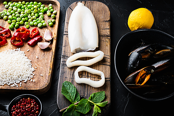 포토 JPG 해외이미지 음식 검은배경 낚시 육류 사람없음 반지 해산물 오징어 질감 날것 해외202105 해외포토 백그라운드 식재료 장신구 레저 연체동물 검은색 수중동물 파일형식