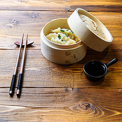 포토 JPG 해외이미지 실내 사람없음 중식 만두 종지 나무젓가락 대나무찜기 젓가락받침대 나무배경 해외202105 해외포토 그릇 음식 백그라운드 젓가락 내부 찜기 수저받침대 파일형식