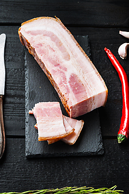 포토 JPG 해외이미지 음식 조각 고추 검은배경 마늘 육류 돼지고기 사람없음 나이프 삼겹살 슬라이스 베이컨 로즈메리 석판 나무배경 해외202105 해외포토 식기 백그라운드 채소 식재료 검은색 칼 허브 파일형식