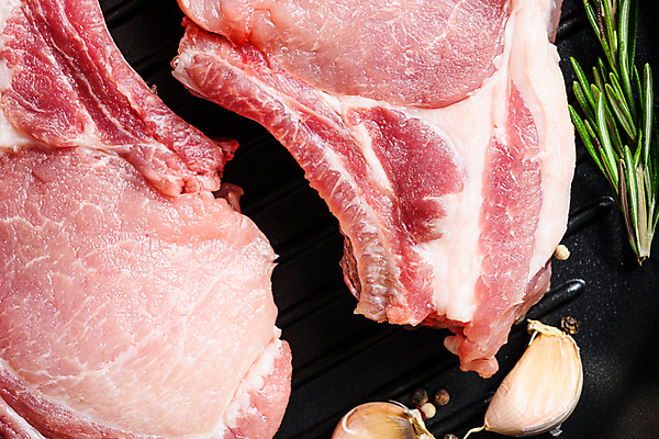 포토 JPG 해외이미지 음식 재료 뼈 육류 돼지고기 스테이크 사람없음 소고기 돼지 플랫 바비큐 어깨 날것 소금 로즈메리 갈비뼈 바비큐립 등심 정육점 카피스페이스 해외202105 해외포토 식재료 포유류 서양음식 신체부위 상점 공백 허브 파일형식