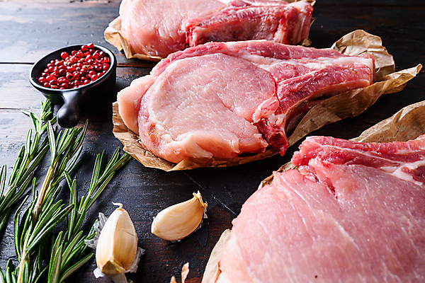 포토 JPG 해외이미지 음식 재료 뼈 육류 돼지고기 스테이크 사람없음 소고기 돼지 플랫 바비큐 어깨 날것 소금 로즈메리 갈비뼈 바비큐립 등심 정육점 카피스페이스 해외202105 해외포토 식재료 포유류 서양음식 신체부위 상점 공백 허브 파일형식