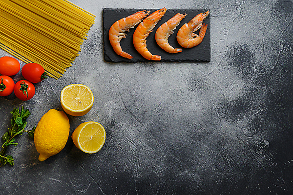 포토 JPG 해외이미지 음식 포크 토마토 채소 재료 새우 파스타 파슬리 스파게티 요리 사람없음 면 허브 해산물 국수 날것 바질 마카로니 카피스페이스 해외202105 해외포토 식물 식기 서양음식 갑각류 공백 면류 파스타면 파일형식