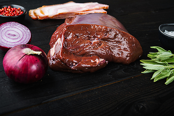 포토 JPG 해외이미지 그릇 식재료 검은배경 육류 사람없음 소고기 날것 간 소금 베이컨 소간 적양파 통후추 특수부위 나무배경 해외202105 해외포토 식기 백그라운드 양파 돼지고기 검은색 장기_의학 후추 부위 파일형식