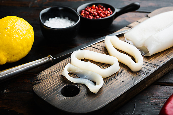 포토 JPG 해외이미지 음식 낚시 육류 사람없음 반지 해산물 오징어 날것 나무배경 해외202105 해외포토 백그라운드 식재료 장신구 레저 연체동물 수중동물 파일형식