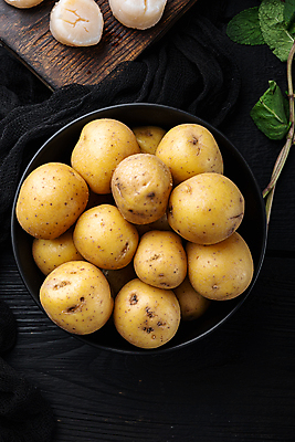 포토 JPG 해외이미지 그릇 식재료 검은배경 감자 실내 사람없음 하이앵글 담기 가리비 조갯살 해외202105 해외포토 식기 뷰포인트 백그라운드 채소 모션 조개 내부 검은색 파일형식