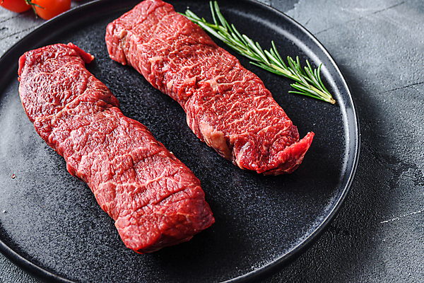 포토 JPG 해외이미지 음식 재료 도마 육류 스테이크 요리 비프스테이크 사람없음 소고기 칼날 선택 날것 대리석 로즈메리 라스베가스 정육점 카피스페이스 해외202105 해외포토 컨셉 식재료 주방용품 서양음식 상점 공백 허브 파일형식