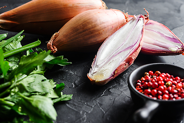 포토 JPG 해외이미지 식재료 검은배경 단면 실내 근접촬영 사람없음 통후추 샬롯 해외202105 해외포토 뷰포인트 백그라운드 양파 내부 검은색 후추 파일형식