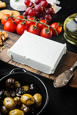 포토 JPG 해외이미지 재료 양파 오이 요리 사람없음 샐러드 올리브 페타치즈 나무배경 해외202105 해외포토 열매 음식 백그라운드 채소 치즈 파일형식