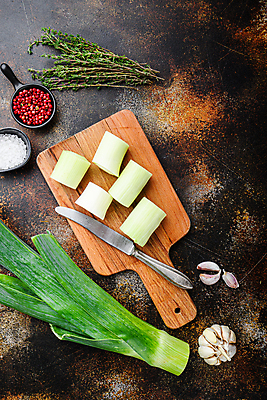 포토 JPG 해외이미지 식재료 실내 사람없음 하이앵글 나이프 자르기 소금 대파 나무도마 백리향 통마늘 통후추 나무배경 해외202105 해외포토 식기 뷰포인트 백그라운드 모션 도마 마늘 내부 목재 칼 후추 파 파일형식