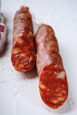 포토 JPG 해외이미지 음식 건조 육류 돼지고기 사람없음 소시지 애피타이저 흰배경 질감 슬라이스 발효 훈제 살라미 초리조 프로슈토 해외202105 해외포토 백그라운드 식재료 흰색 가공식품 햄 파일형식