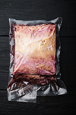 포토 JPG 해외이미지 사람없음 시장 팩 등심 진공 파우치 나무배경 해외202105 진공포장 해외포토 백그라운드 가방 포장 육류 화장품 파일형식