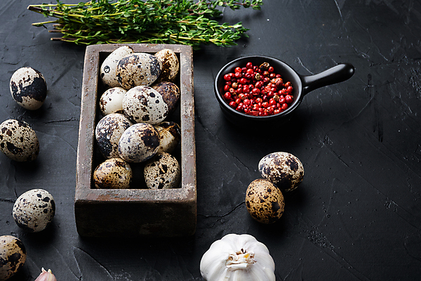 포토 JPG 해외이미지 식재료 검은배경 실내 사람없음 나무상자 담기 메추리알 백리향 통마늘 통후추 해외202105 해외포토 백그라운드 모션 마늘 내부 상자 알 검은색 후추 파일형식