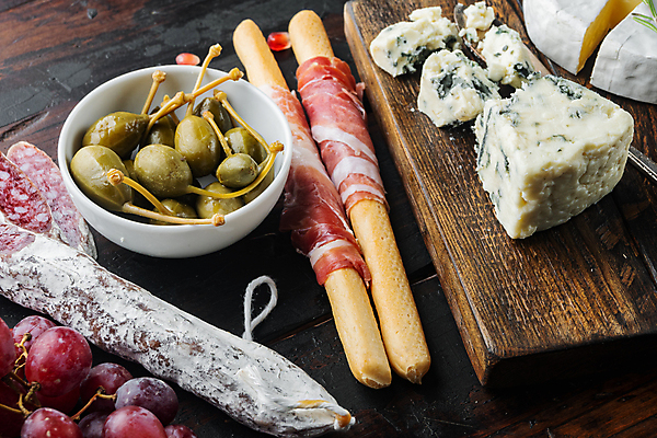 포토 JPG 해외이미지 음식 재료 치즈 육류 요리 사람없음 기름 허브 올리브 날것 그리시니 블루치즈 나무배경 해외202105 해외포토 식물 열매 빵 백그라운드 식재료 유제품 파일형식