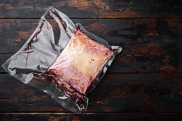 포토 JPG 해외이미지 사람없음 시장 팩 등심 진공 파우치 카피스페이스 나무배경 해외202105 진공포장 해외포토 백그라운드 가방 포장 육류 화장품 공백 파일형식