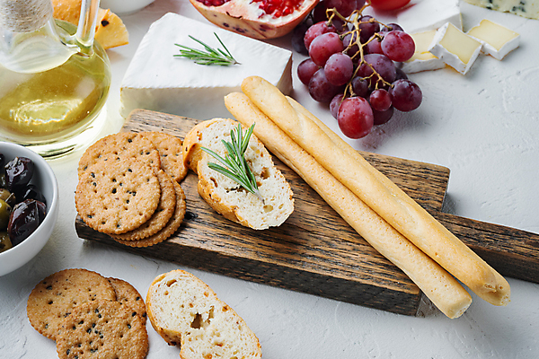 포토 JPG 해외이미지 빵 사람없음 빵집 밀 흰배경 로즈메리 그리시니 해외202105 해외포토 음식 백그라운드 곡류 상점 흰색 허브 파일형식