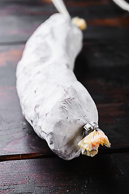 포토 JPG 해외이미지 음식 건조 육류 돼지고기 사람없음 소시지 애피타이저 발효 훈제 살라미 프로슈토 나무배경 해외202105 해외포토 백그라운드 식재료 가공식품 햄 파일형식