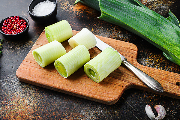 포토 JPG 해외이미지 식재료 실내 마늘 사람없음 나이프 소금 대파 나무도마 통후추 나무배경 해외202105 해외포토 식기 백그라운드 채소 도마 내부 목재 칼 후추 파 파일형식