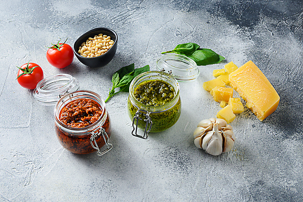 포토 JPG 해외이미지 토마토 회색배경 유리병 치즈 실내 마늘 사람없음 잣 바질 페스토 해외202105 해외포토 백그라운드 채소 병_용기 유제품 내부 회색 견과류 소스_음식 파일형식