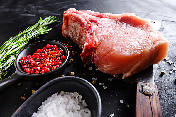 포토 JPG 해외이미지 음식 재료 뼈 육류 돼지고기 스테이크 사람없음 소고기 돼지 플랫 바비큐 어깨 날것 소금 로즈메리 갈비뼈 바비큐립 등심 정육점 카피스페이스 해외202105 해외포토 식재료 포유류 서양음식 신체부위 상점 공백 허브 파일형식