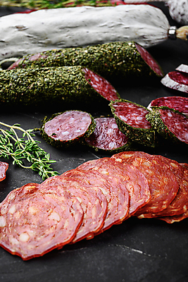 포토 JPG 해외이미지 음식 검은배경 건조 육류 돼지고기 사람없음 소시지 애피타이저 질감 슬라이스 발효 훈제 살라미 초리조 프로슈토 해외202105 해외포토 백그라운드 식재료 검은색 가공식품 햄 파일형식