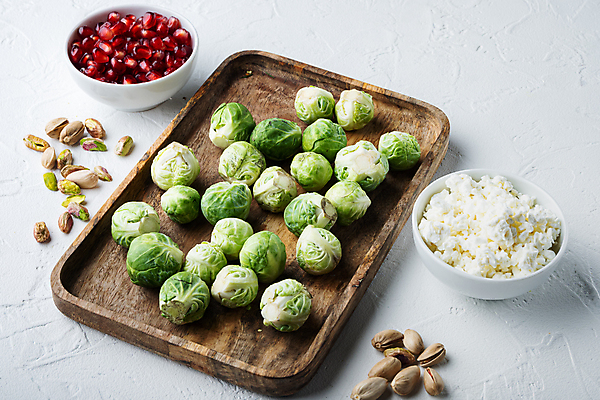 포토 JPG 해외이미지 그릇 치즈 사람없음 흰배경 담기 석류 나무쟁반 방울양배추 석류알 피스타치오 해외202105 해외포토 식기 백그라운드 과일 모션 유제품 쟁반 목재 견과류 흰색 양배추 파일형식