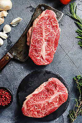 포토 JPG 해외이미지 식기 도마 육류 스테이크 비프스테이크 사람없음 소고기 굴 칼날 플랫 칼 호주 바비큐 철 날것 대리석 로즈메리 마블링 정육점 해외202105 해외포토 음식 식재료 재료 주방용품 어패류 서양음식 상점 오세아니아 허브 파일형식