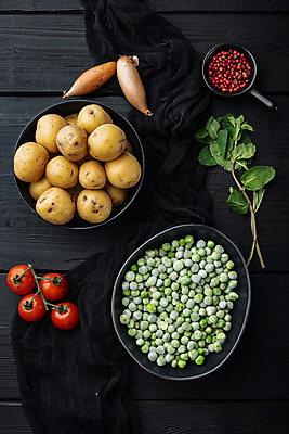 포토 JPG 해외이미지 식재료 방울토마토 검은배경 감자 실내 사람없음 하이앵글 담기 완두콩 통후추 샬롯 해외202105 해외포토 뷰포인트 백그라운드 토마토 채소 모션 양파 콩 내부 검은색 후추 파일형식