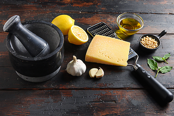 포토 JPG 해외이미지 토마토 재료 치즈 마늘 요리 사람없음 칠판 소나무 기름 뿌리기 허브 향신료 올리브 날것 바질 막자 카피스페이스 비건 페스토 해외202105 해외포토 나무 식물 열매 음식 채소 모션 유제품 공백 소스_음식 채식주의자 향미료 파일형식