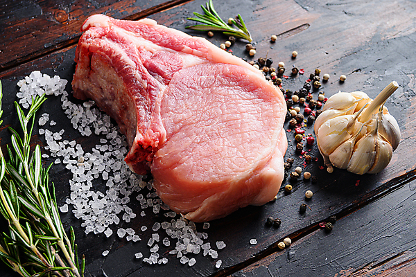 포토 JPG 해외이미지 음식 재료 뼈 육류 돼지고기 스테이크 사람없음 소고기 돼지 플랫 바비큐 어깨 날것 소금 로즈메리 갈비뼈 바비큐립 등심 정육점 카피스페이스 해외202105 해외포토 식재료 포유류 서양음식 신체부위 상점 공백 허브 파일형식