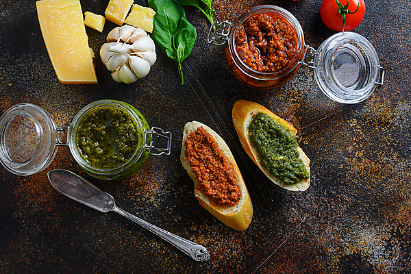 포토 JPG 해외이미지 토마토 유리병 치즈 실내 마늘 사람없음 바게트 바질 잼나이프 페스토 나무배경 해외202105 해외포토 빵 백그라운드 채소 병_용기 유제품 내부 소스_음식 나이프 파일형식